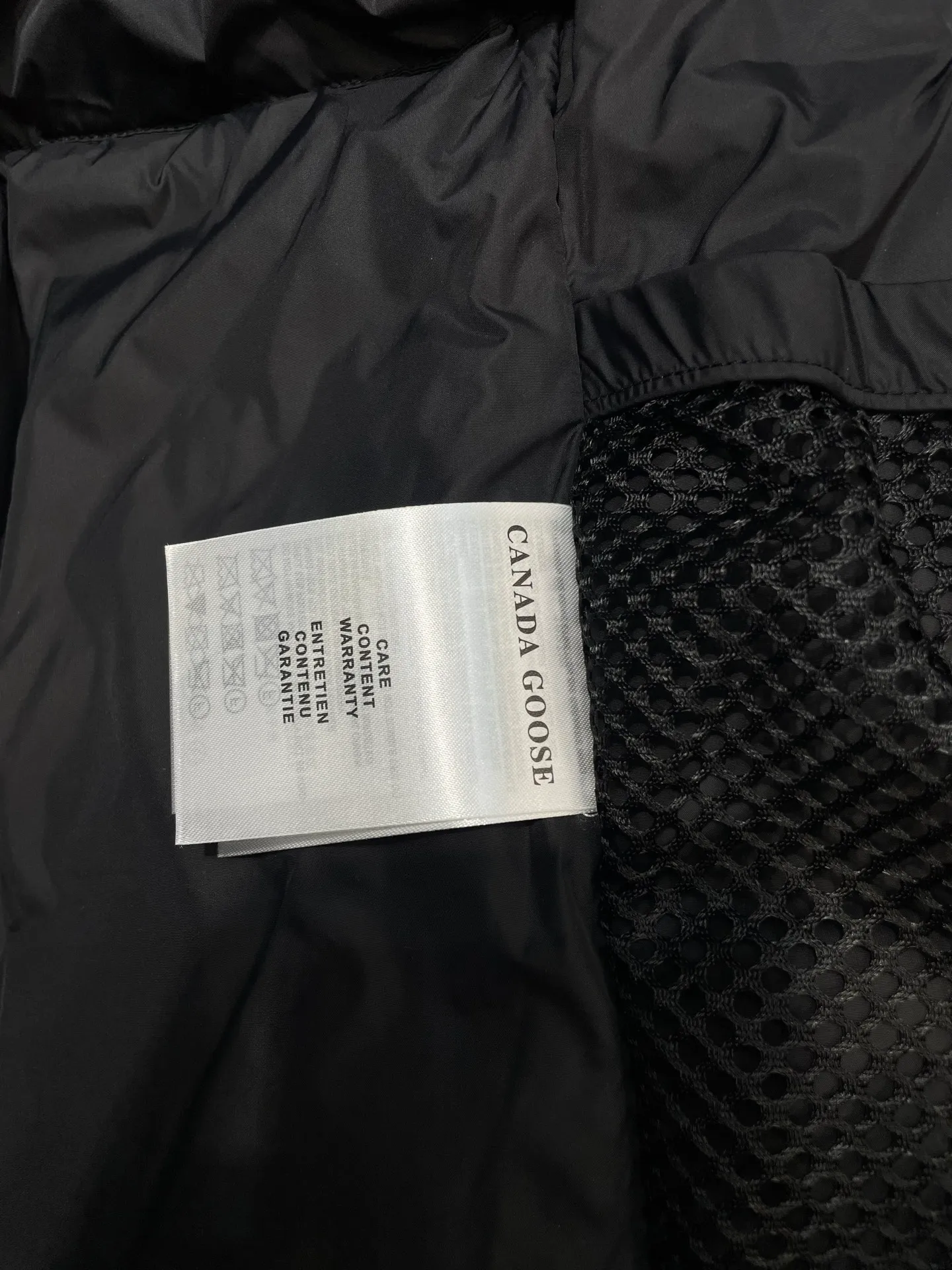 P910 special version 🌟 🇨🇦CANADA GOOES 24 new models 08 models/couple models Factory direct supply: supplying global purchasing agents, micro-business, entities, Tmall, high-end stalls and studio cooperation, free shipping! Canada Goose Expedition Parka 2008 is the same style for men and women. It is mid-length and the most timeless classic. All Arctic and Antarctic scientific expedition teams choose Canada Goose as their cold-proof equipment. It is the Rolls-Royce of down jackets. ➖ Industry-leading anti-counterfeiting chip sensing. ➖ Imported Behringer embroidery machines and customized embroidery labels, the highest level and industry leading. ➖ Imported Korean 21-count polyester-cotton blended original fabric, TC85 waterproof coated fabric, water-repellent, windproof and wear-resistant. ➖ The new national standard 80 white duck down is filled with an average of 520 grams of down. The amount of down filled is industry-leading. ➖ 100% nylon lining with double double-layer sealing design to prevent velvet running, and seamless thread design on the cuffs! ➖ Western Canadian Green Wolf Collar. ➖ Yoshida YKK provides original factory-customized electroplated sliders. YKK two-way lockable zippers are tight and smooth and do not peel off paint. ➖ 3M composite Velcro is durable and the accessories and hardware are all custom-made. Note: Our copywriting is only simple and clear. Instead of bragging about the copywriting, it is better to compare and understand with samples. Only for the purest goose, the most dedicated, the most professional, the highest quality, the highest cost performance!  Size:XS-XXL